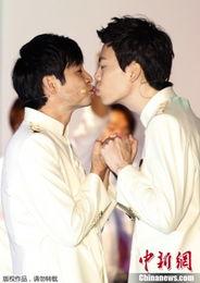 两同性热吻视频,同性热吻视频引发热议
